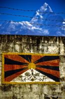 tibet - zászló és szögesdrót